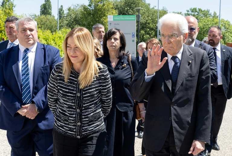 Photo publiée par les services de la présidence italienne montrant le président Sergio Mattarella (D) et la présidente du Conseil Giorgia Meloni (G) se rendant au chevet de victimes renversées par un conducteur, le 17 mai 2026 à Modène 