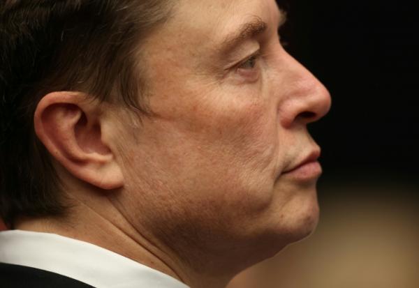 Elon Musk assiste à une cérémonie en mémoire de Charlie Kirk le 21 septembre 2025 à Glendale, en Arizona, aux Etats-Unis