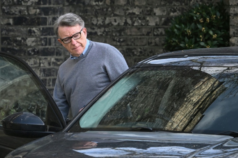 L'ancien ambassadeur britannique à Washington, Peter Mandelson, monte en voiture devant sa résidence à Londres, le 11 mars 2026