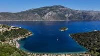 Vue aérienne de la plage de Dexa sur l'île grecque d'Ithaque, le 3 août 2026, patrie d'Ulysse, héros de la mythologie grecque.