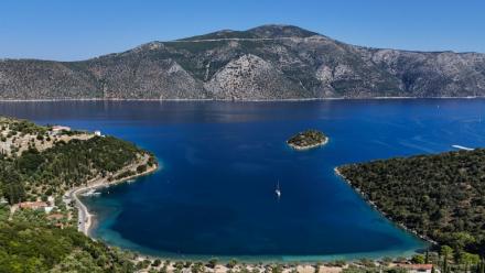 Vue aérienne de la plage de Dexa sur l'île grecque d'Ithaque, le 3 août 2026, patrie d'Ulysse, héros de la mythologie grecque.