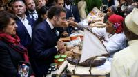 Le président Emmanuel Macron et la ministre l'Agriculture Annie Genevard (g) visitent le stand de Mayotte au Salon de l'agriculture, le 21 février 2026