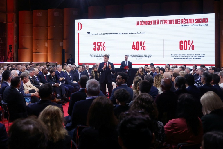 Le président Emmanuel Macron s'adresse aux lecteurs de La Dépêche du Midi, le 12 novembre 2025 à Toulouse