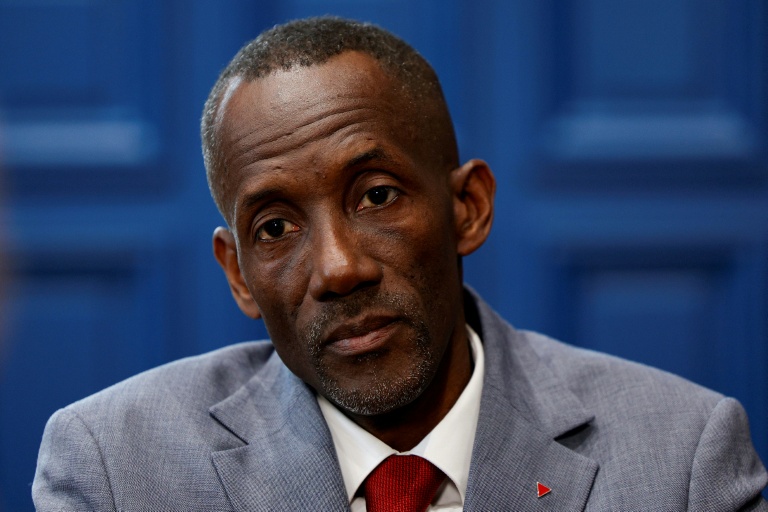 Le maire LFI de Saint-Denis, Bally Bagayoko, pose dans son bureau à l'hôtel de ville de Saint-Denis le 1er avril 2026