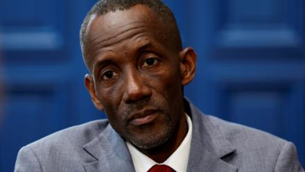 Le maire LFI de Saint-Denis, Bally Bagayoko, pose dans son bureau à l'hôtel de ville de Saint-Denis le 1er avril 2026