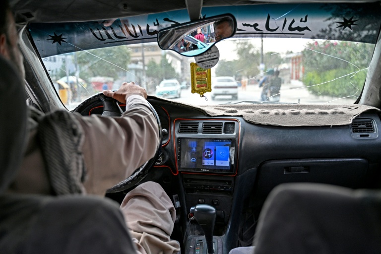 Un autoradio dans un taxi à Kaboul, le 14 septembre 2026 en Afghanistan
