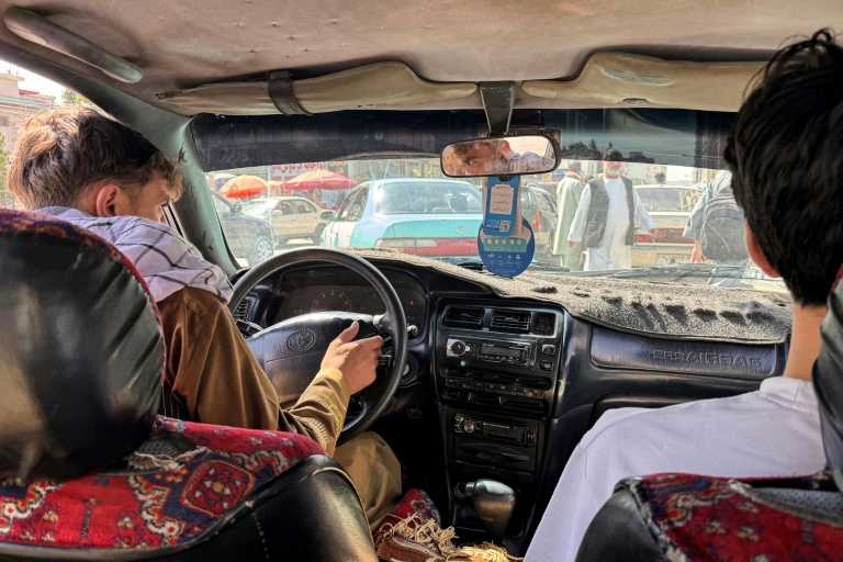 Un autoradio dans un taxi qui transporte des passagers à Kaboul, le 10 septembre 2026 en Afghanistan