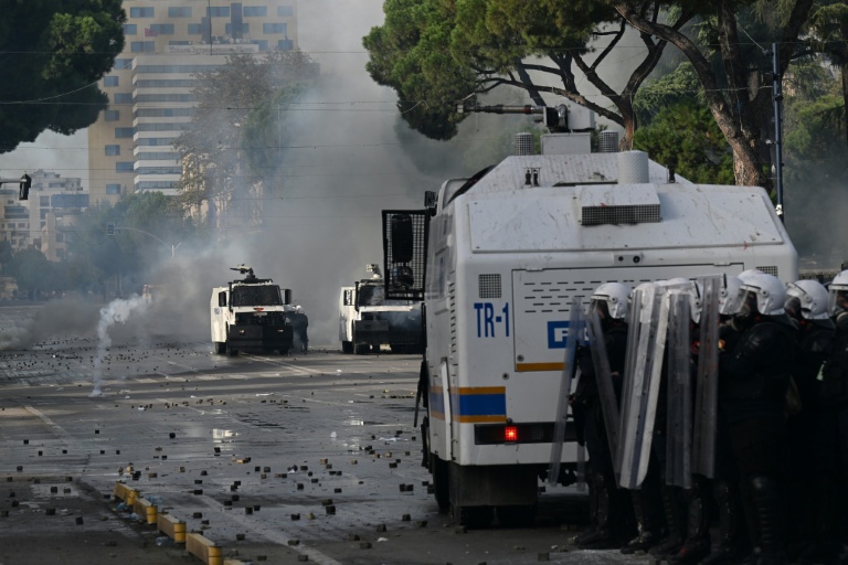 Des policiers antiémeutes dispersent des manifestants qui dénoncent mauvaises conditions d'études, la corruption et exigent la démission du Premier ministre albanais Edi Rama, le 24 octobre 2026 à Tirana
