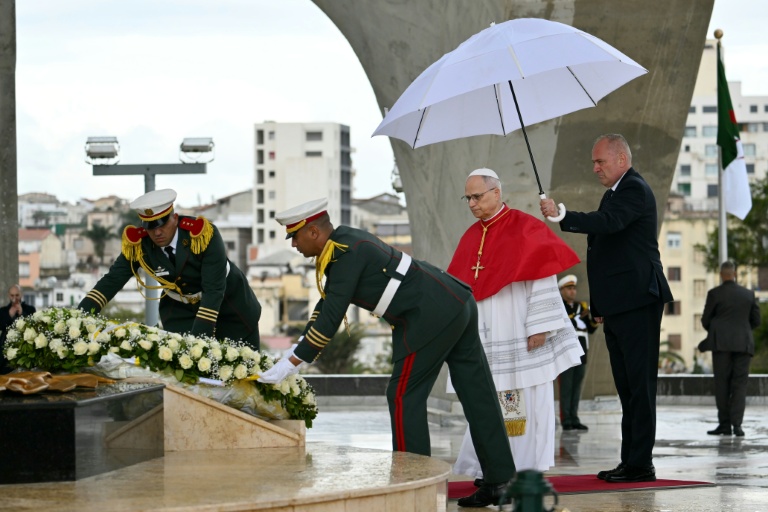 Le pape Léon XIV dépose une gerbe de fleurs lors de sa visite au Maqam Echahid, monument des martyrs aux victimes de la guerre d'indépendance contre la France, le 13 avril 2026 à Alger