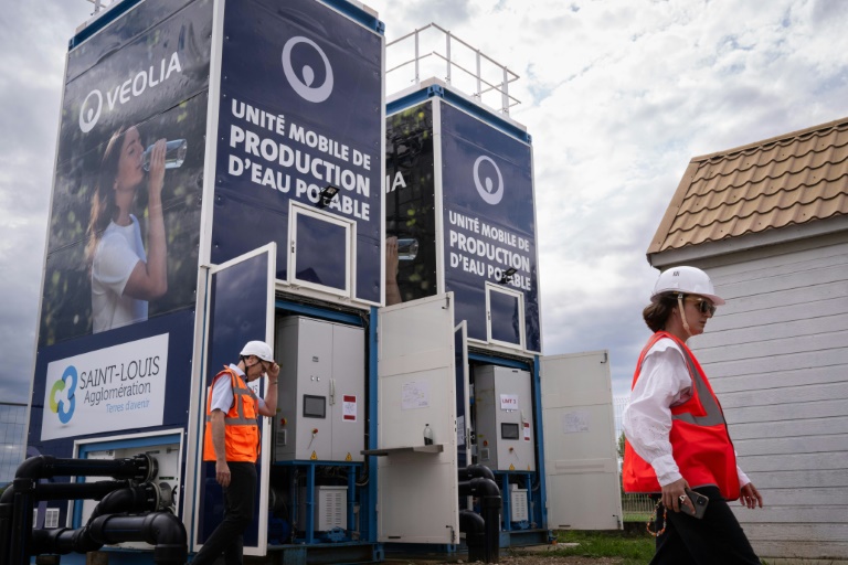 Des unités mobiles de traitement de la pollution aux PFAS dans l'eau fournie par Veolia à Bartenheim, le 4 septembre 2025 dans le Haut-Rhin