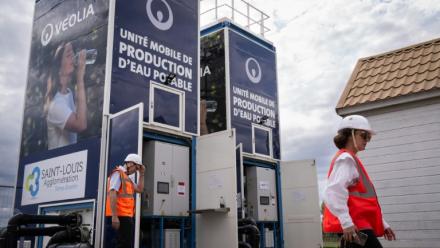 Des unités mobiles de traitement de la pollution aux PFAS dans l'eau fournie par Veolia à Bartenheim, le 4 septembre 2025 dans le Haut-Rhin