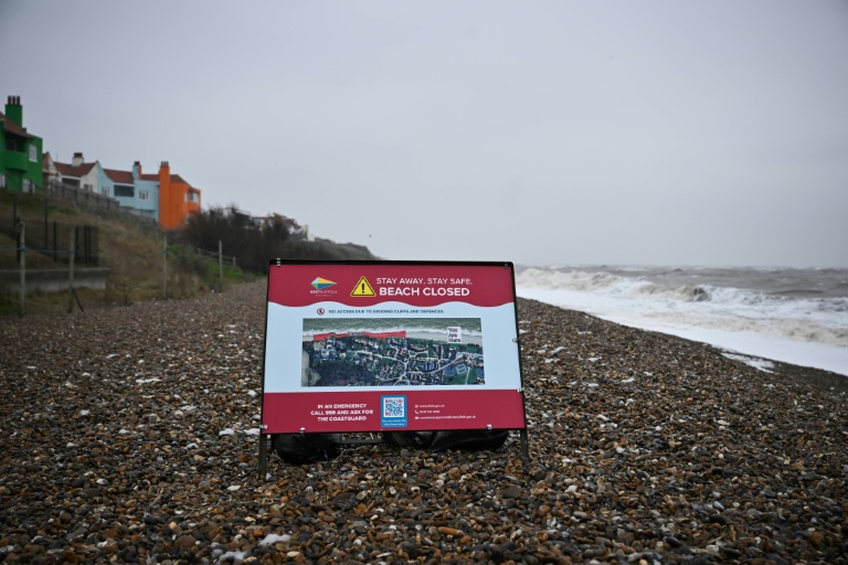 Un panneau d'interdiction sur la plage dans le village balnéaire de Thorpeness, dans le Suffolk, en Angleterre, le 3 février 2026
