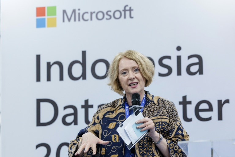 Noelle Walsh, directrice des opérations cloud et de l'innovation chez Microsoft, au centre de données de Karawang, dans l'ouest de Java, le 4 février 2026 en Indonésie