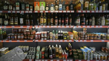 Des produits alimentaires en vente dans une épicerie privée de La Havane, le 24 juin 2026 à Cuba