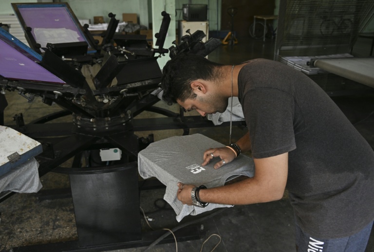 Un technicien travaille dans une petite entreprise privée de sérigraphie à La Havane, le 22 juin 2026 à Cuba