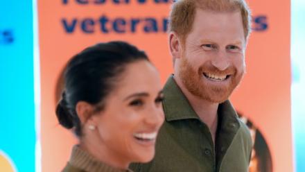 Le prince Harry (d), duc de Sussex, et son épouse Meghan, duchesse de Sussex, arrivent au Musée national australien des arts des anciens combattants (ANVAM) à Melbourne, le 14 avril 2026 en Australie