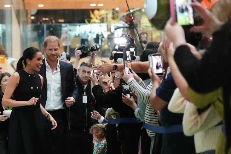 Le prince Harry (d), duc de Sussex, et son épouse Meghan, duchesse de Sussex, visitent le Royal Children's Hospital de Melbourne, le 14 avril 2026 en Australie