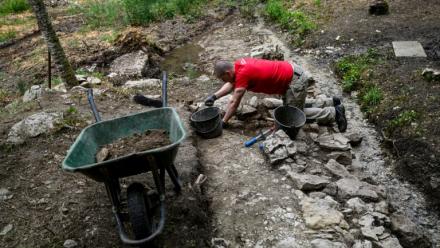 Un archéologue travaille sur le site de fouilles du sanctuaire dédié à la déesse Sequana, à la source de la Seine à Source-Seine, en Côte-d'Or le 8 juin 2026