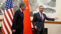 Le secrétaire d'Etat américain Antony Blinken (G) suit le ministre chinois des Affaires étrangères Wang Yi (D) à  Pékin le 26 avril 2024