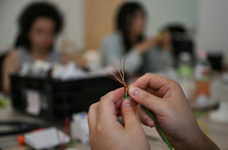 Une femme participe à un cours d'électricité organisé par l'atelier Mulan Build à Hangzhou, dans la province du Zhejiang, le 28 juin 2026 dans l'est de la Chine