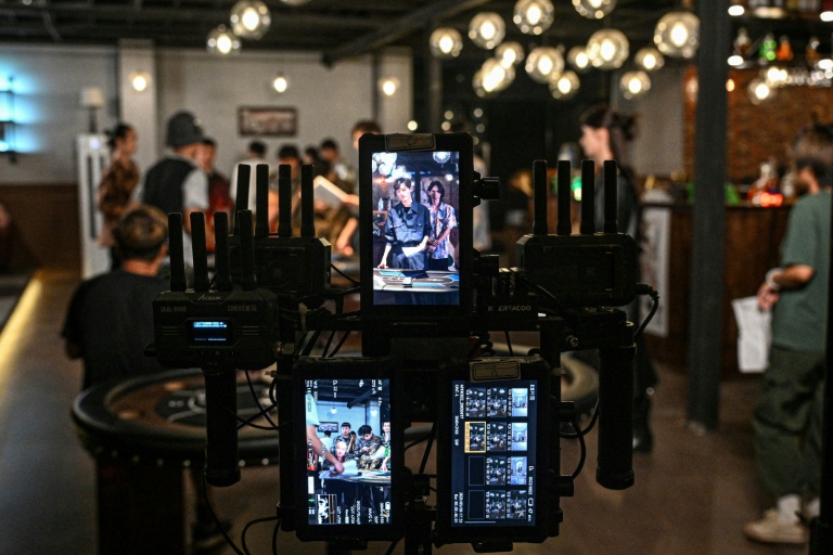 Les écrans de contrôle lors du tournage d'une mini-série dans un studio spécialisé à Shanghai, le 10 octobre 2025