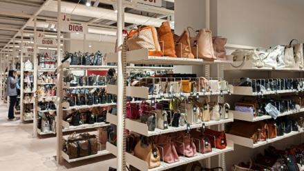 Des articles de luxe de seconde main dans le grand magasin Zhuanzhuan, le 13 octobre 2026 à Shanghai, en Chine