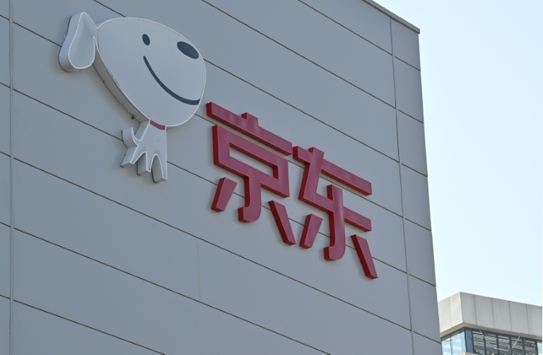 Le logo de JD.com, l'une des principales plateformes de vente en ligne chinoise, sur la façade d'un entrepôt de l'entreprise à Pékin, le 11 novembre 2025, lors de la 