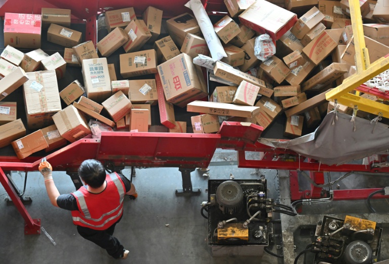 Un employé trie des colis dans un entrepôt de JD.com lors de la 