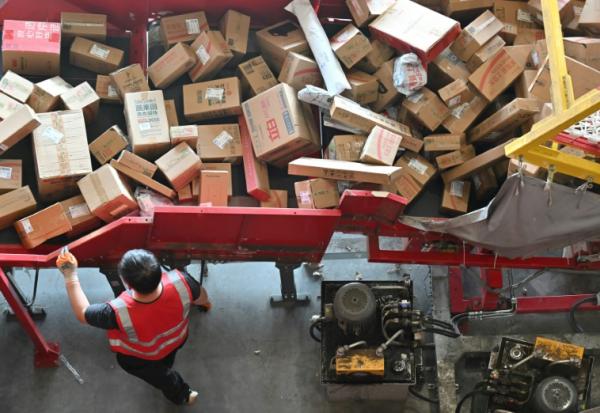 Un employé trie des colis dans un entrepôt de JD.com lors de la "Fête des célibataires", événement commercial annuel majeur en Chine, le 11 novembre 2025 à Pékin
