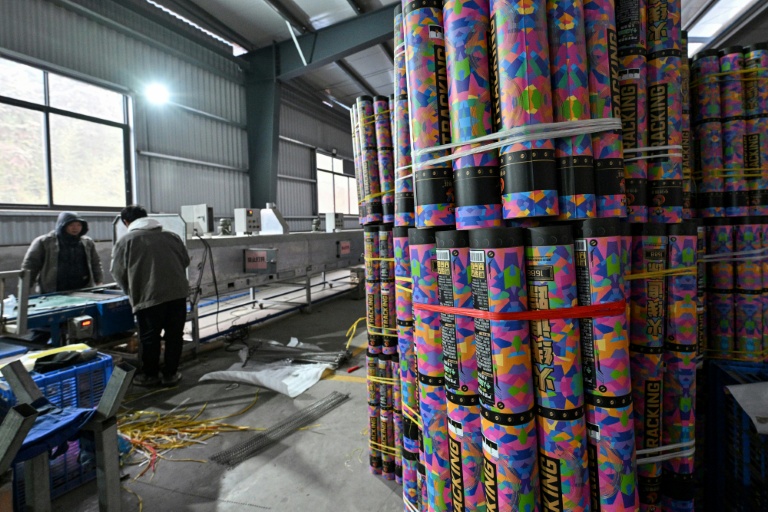 Des employés dans une usine de feux d'artifice à Liuyang, dans la province du Hunan, le 21 janvier 2026 en Chine