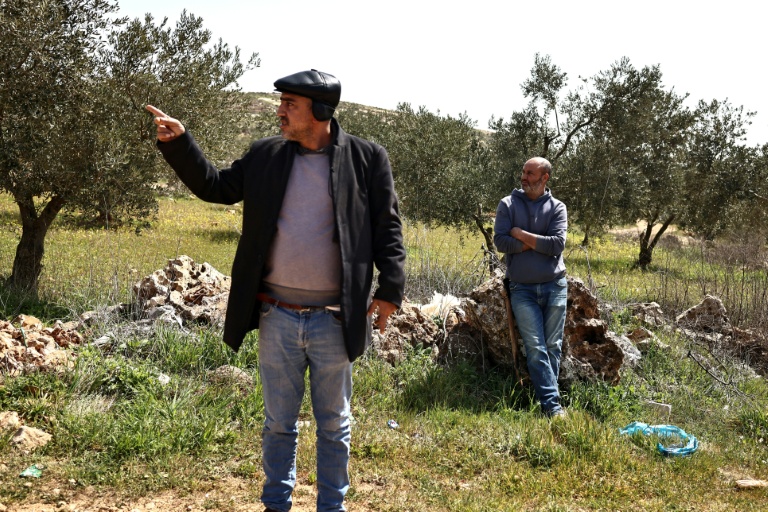 Ibrahim et Abbas Hamayel, témoins d'une attaque de colons israéliens qui a coûté la vie à plusieurs Palestiniens, le 12 mars 2026 près du village de Abou Falah, au nord-est de Ramallah