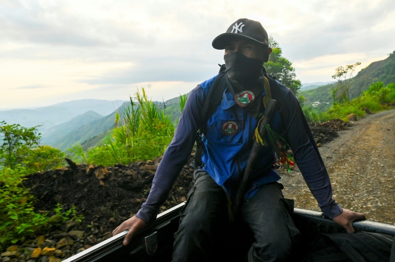 Un garde indigène de la communauté Nasa dans le convoi du leader indigène Esneyder Gomez, candidat au Parlement, dans la région de Naya, département du Cauca, en Colombie, le 12 février 2026