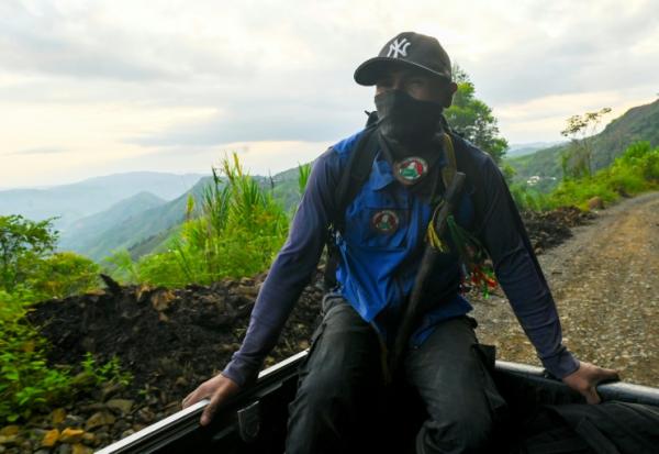 Un garde indigène de la communauté Nasa dans le convoi du leader indigène Esneyder Gomez, candidat au Parlement, dans la région de Naya, département du Cauca, en Colombie, le 12 février 2026