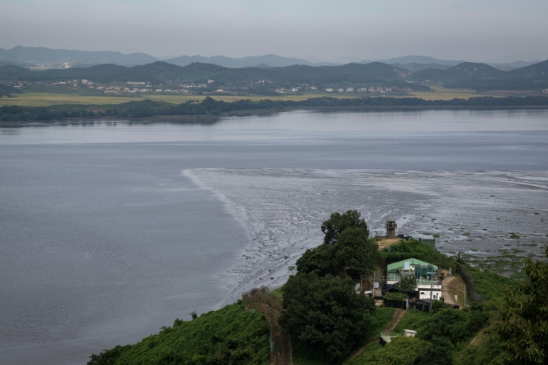 Le village nord-coréen de Rimhan vu depuis l'observatoire de l'unification d'Odusan, près de la zone démilitarisée (DMZ) séparant les deux Corées,  le 12 septembre 2026 à Paju