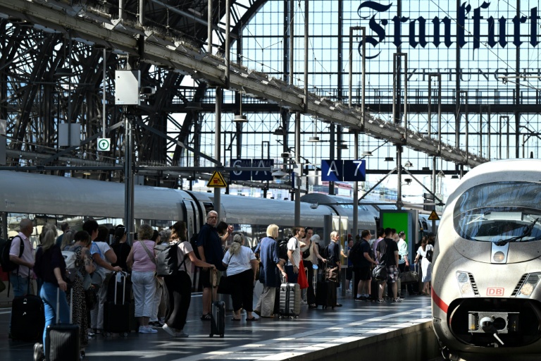 Des voyageurs devant un train sur un quai de la gare centrale de Francfort, dans l'ouest de l'Allemagne, le 24 juin  2026
