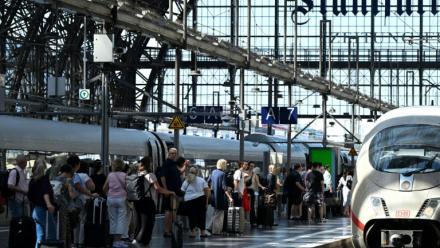 Des voyageurs devant un train sur un quai de la gare centrale de Francfort, dans l'ouest de l'Allemagne, le 24 juin  2026