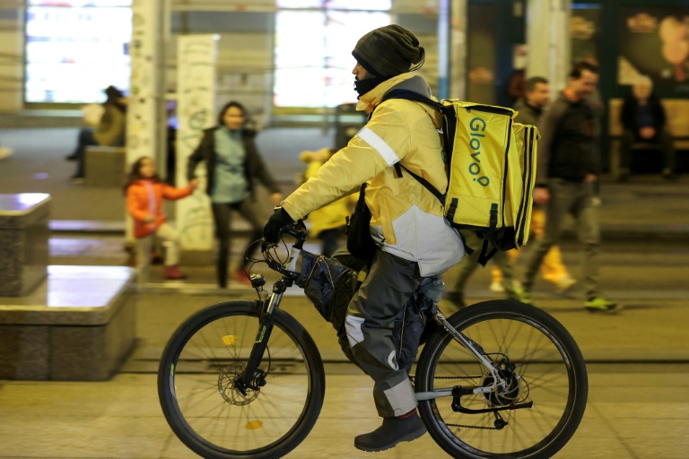 Un livreur étranger à vélo dans une rue de Zagreb, le 3 février 2026 en Croatie