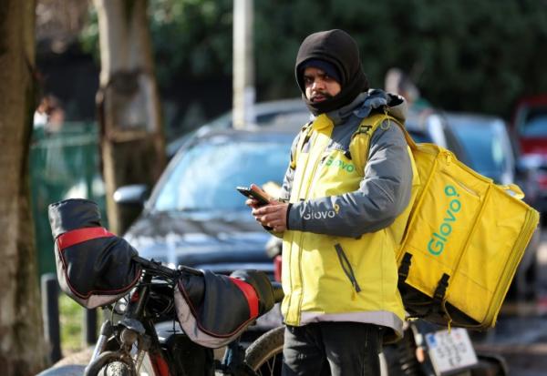 Un livreur étranger à Zagreb, le 3 février 2026 en Croatie