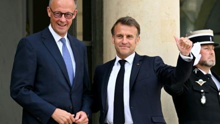 Le président Emmanuel Macron (d) accueille le nouveau chancelier allemand Friedrich Merz à l'Elysée, à Paris, le 7 mai 2025