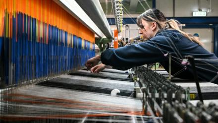 Dans les ateliers de tissage du cachemire Alex Begg à Ayr, dans le sud-ouest de l'Ecosse, le 15 janvier 2026