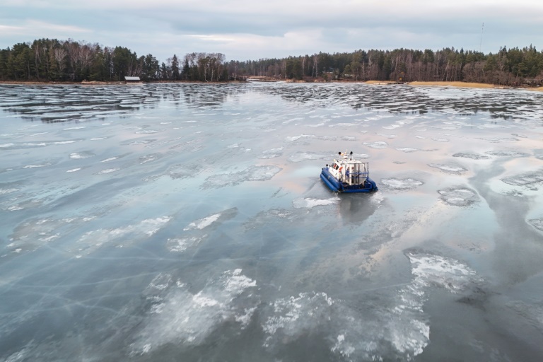 Un aéroglisseur ramène des écoliers à la maison, le 3 mars 2026 à Paragas en Finlande