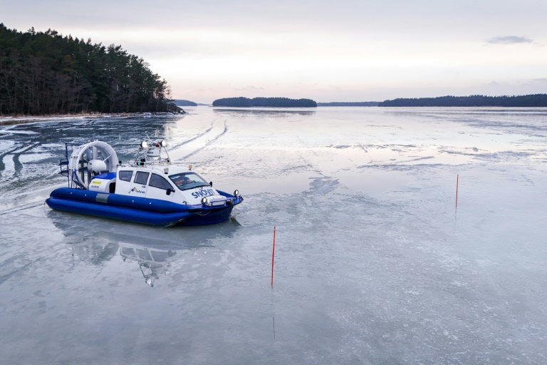 Un aéroglisseur ramènent des écoliers à la maison, le 3 mars 2026 à Paragas en Finlande