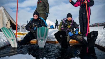 Des plongeurs participent à un stage scientifique de plongée polaire, le 14 mars 2026 sur le lac de Kilpisjärvi, à l'extrême nord-ouest de la Finlande