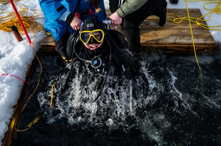 Un plongeur participe à un stage scientifique de plongée polaire, le 14 mars 2026 dans le lac de Kilpisjärvi, à l'extrême nord-ouest de la Finlande