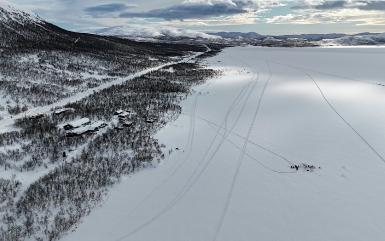 Vue aérienne du lac et de la station biologique de Kilpisjärvi, à l'extrême nord-ouest de la Finlande, le 14 mars 2026