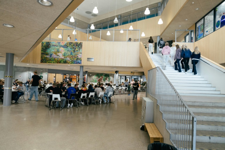 Des élèves pendant la pause déjeuner au  collège Kungsvägens skola, le 21 août 2025 à Sipoo, en Finlande