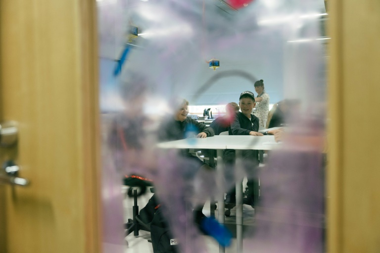 Des élèves pendant un cours de l'enseignante Annika Railila, professeure de chimie au collège Kungsvägens skola, le 21 août 2025 à Sipoo, en Finlande