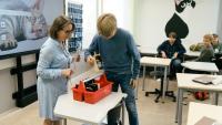 Un élève dépose son smartphone dans une boîte spéciale au début de la journée au collège Kungsvägens skola, le 21 août 2025 à Sipoo, en Finlande