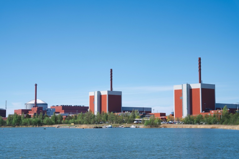 Les réacteurs numéro 3, 1 et 2 de la centrale nucléaire d'Olkiluoto, à Eurajoki en Finlande, le 18 mai 2026