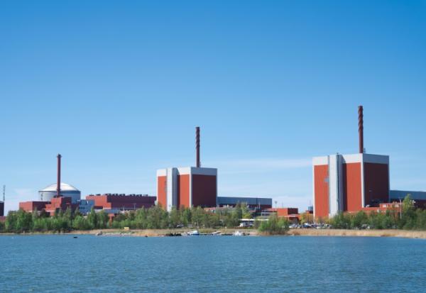 Les réacteurs numéro 3, 1 et 2 de la centrale nucléaire d'Olkiluoto, à Eurajoki en Finlande, le 18 mai 2026